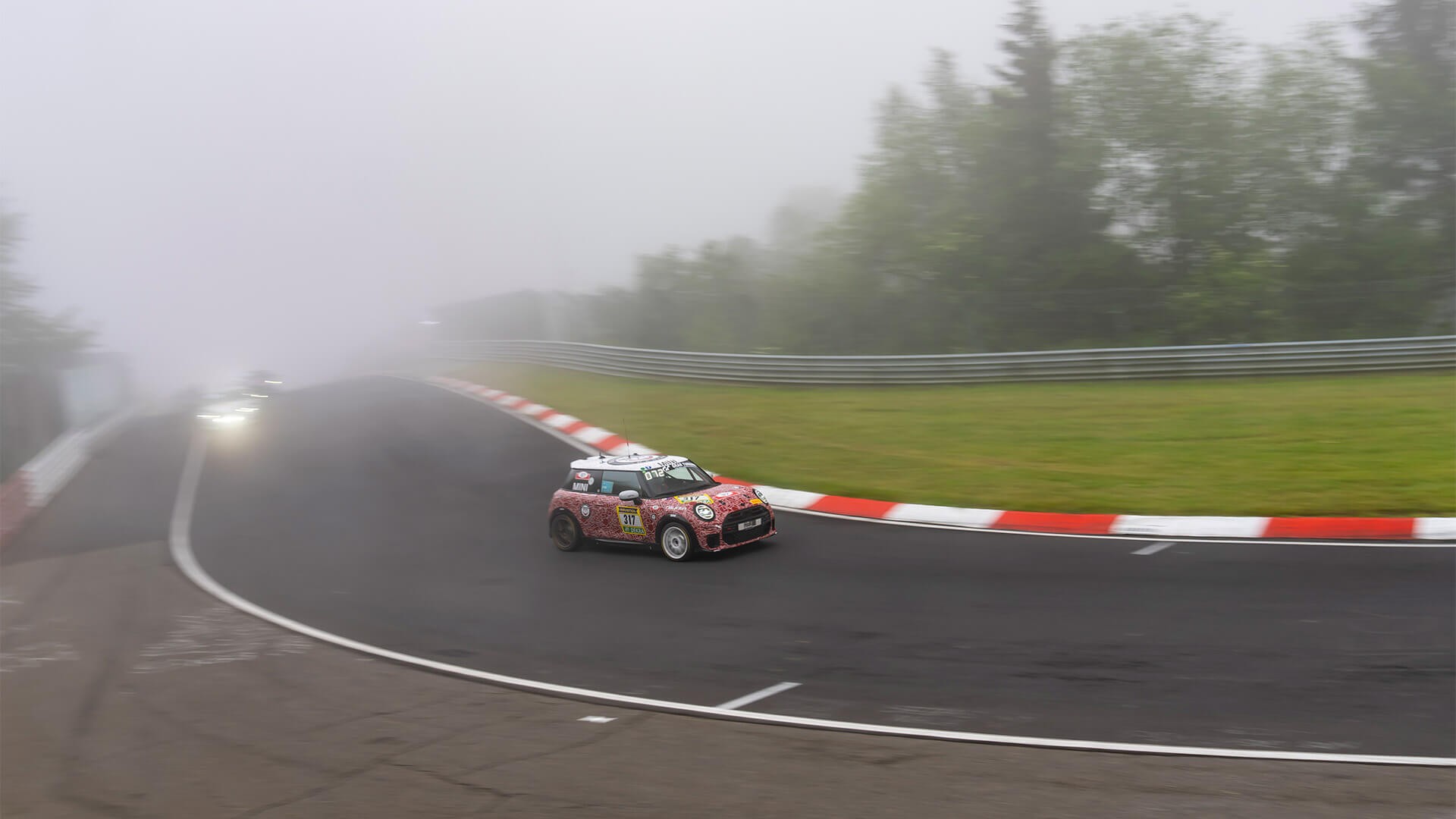 MINI John Cooper Works ve Bulldog Racing Team, 2024 Nürburgring 24 Saat Yarışı'nda Zaferi Kutluyor | MINI Türkiye